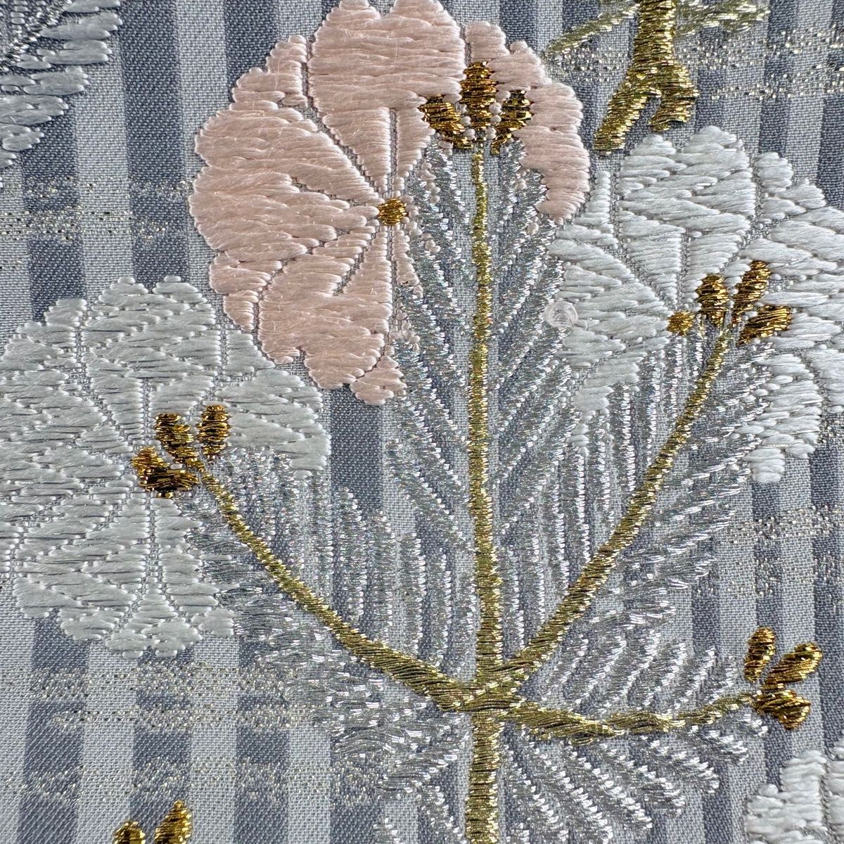 【美品】 袋帯 秀品 縞地霞に松桜文様 金銀糸 唐織 灰色 お太鼓柄 正絹 【中古】 【美品】 袋帯 秀品 縞地霞に松桜文様 金銀糸 唐織 灰色 お太鼓柄 正絹 【中古】