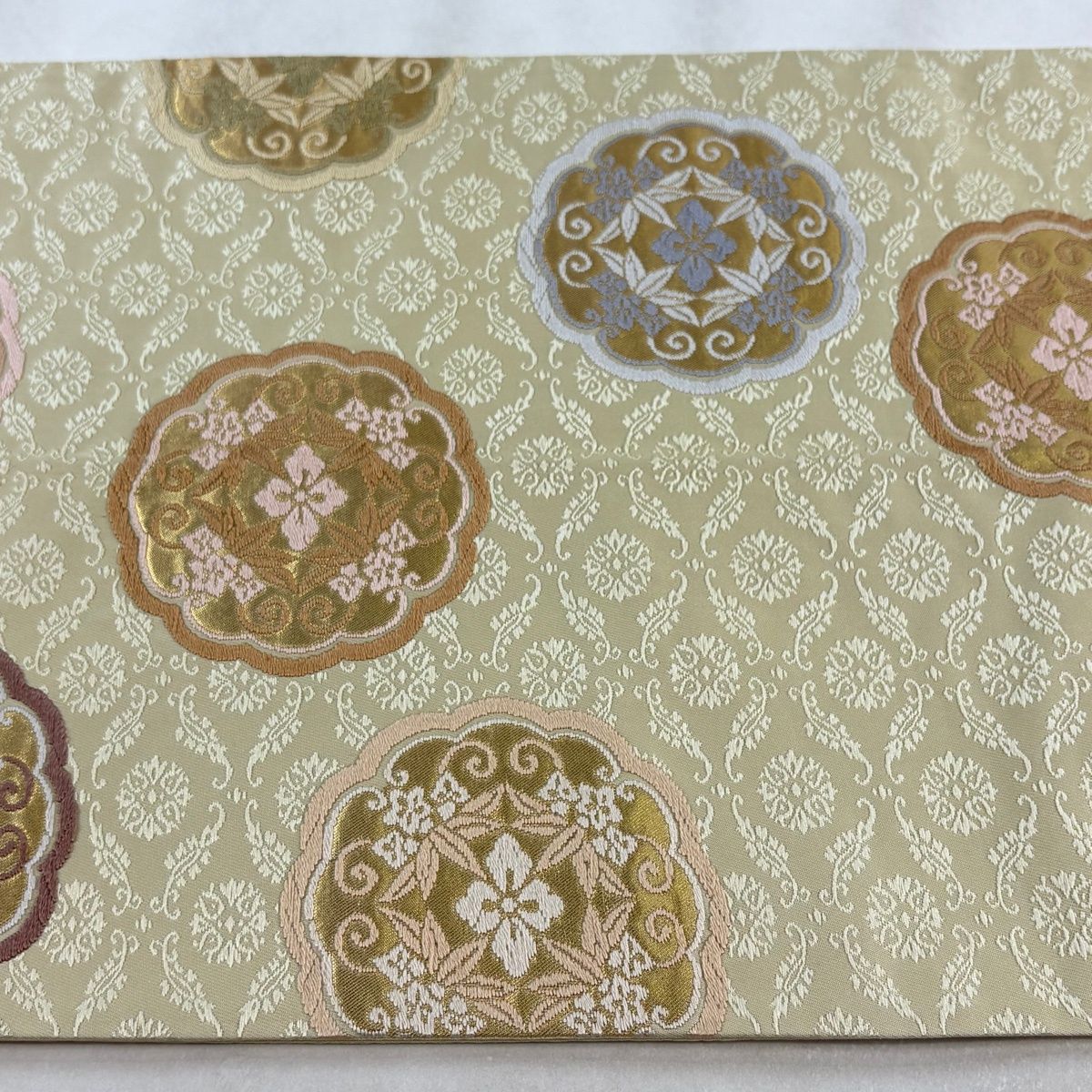 美品】 袋帯 名品 小葵笹花菱文 有職文様 刺繍 箔 ベージュ 六通 正絹 