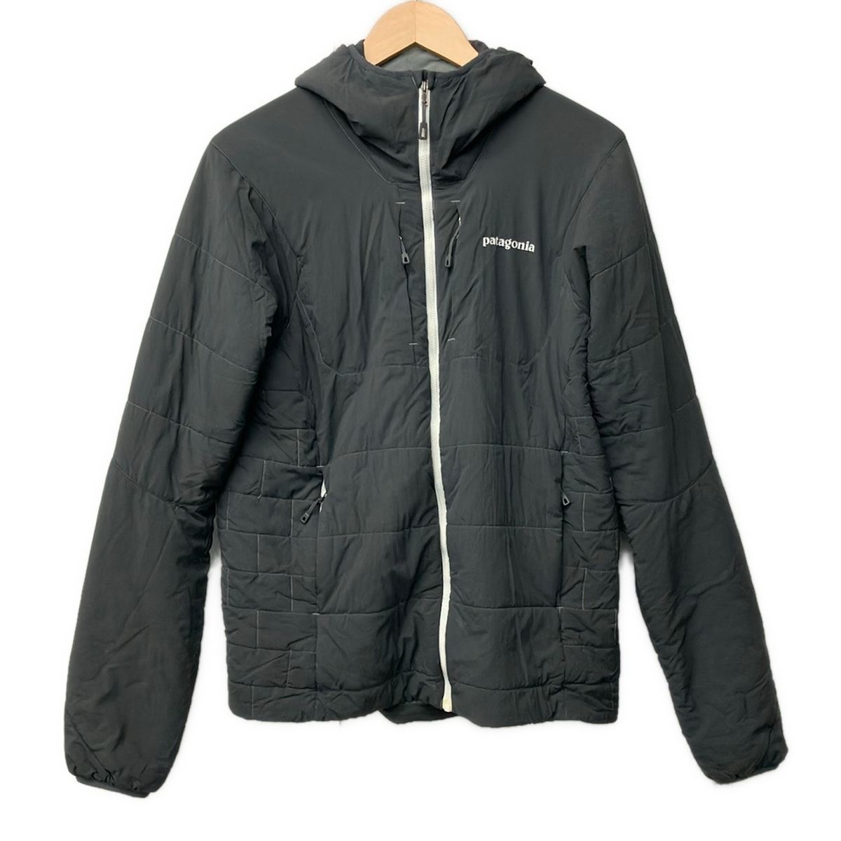 Patagonia(パタゴニア) ブルゾン サイズM メンズ - ダークグレー 長袖/ジップアップ/中綿/秋/冬