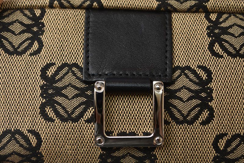 ロエベ コスメポーチ/化粧ポーチ LOEWE ポーチ キャンバス アナグラム ベージュ/ブラック【中古】 ロエベ コスメポーチ/化粧ポーチ LOEWE ポーチ キャンバス アナグラム ベージュ/ブラック【中古】