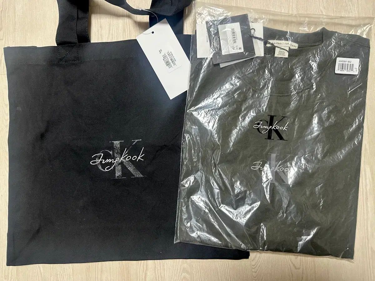 カルバン・クライン ジョングク(JUNGKOOK・JK・グク) コラボ JK ロゴ 半袖 Tシャツ S + エコバッグ