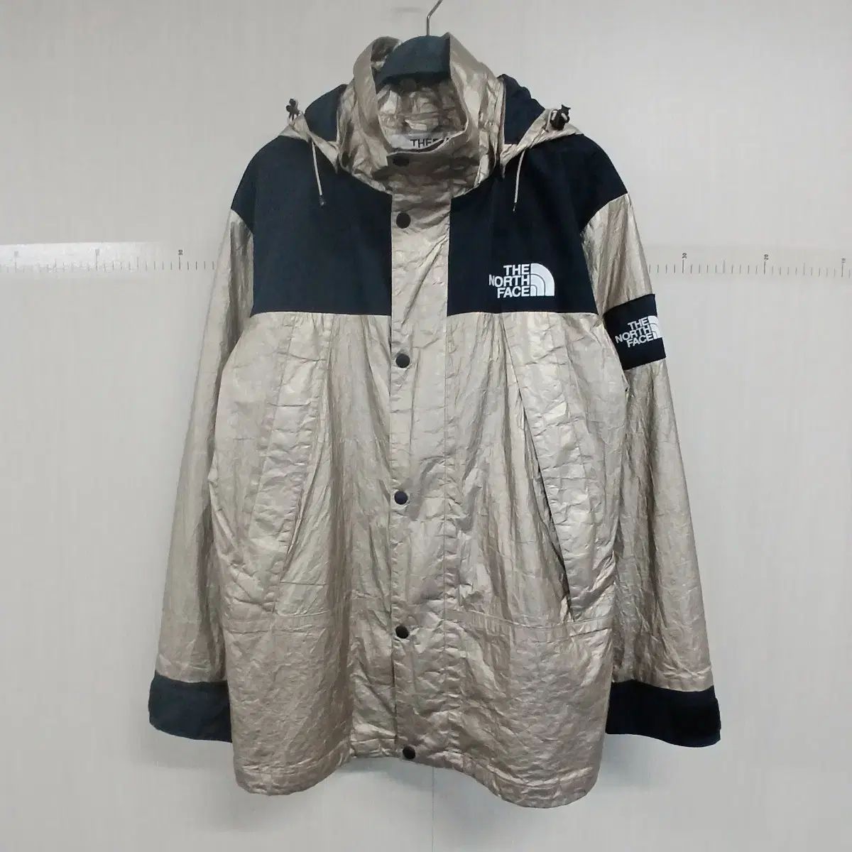 THE NORTH FACE ザノースフェイス ウィンドブレーカー 金色/ブラック 19,877円