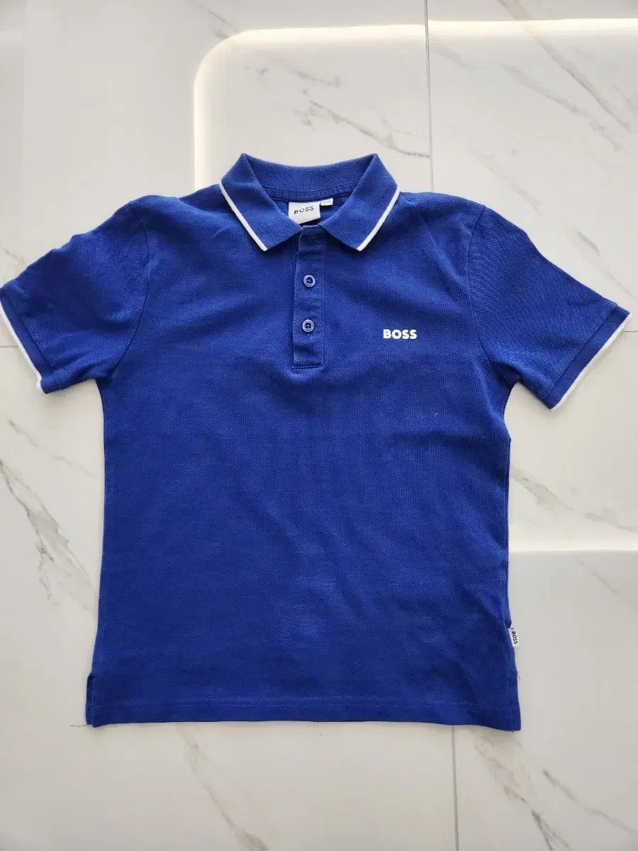 BOSS 青 カラーTシャツ 8A