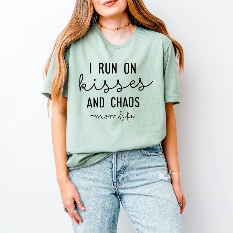 Simply Sage Market レディース トップス Tシャツ Simply Sage Market I Run On Kisses And Chaoshort Sleeve Tee Sage セージ