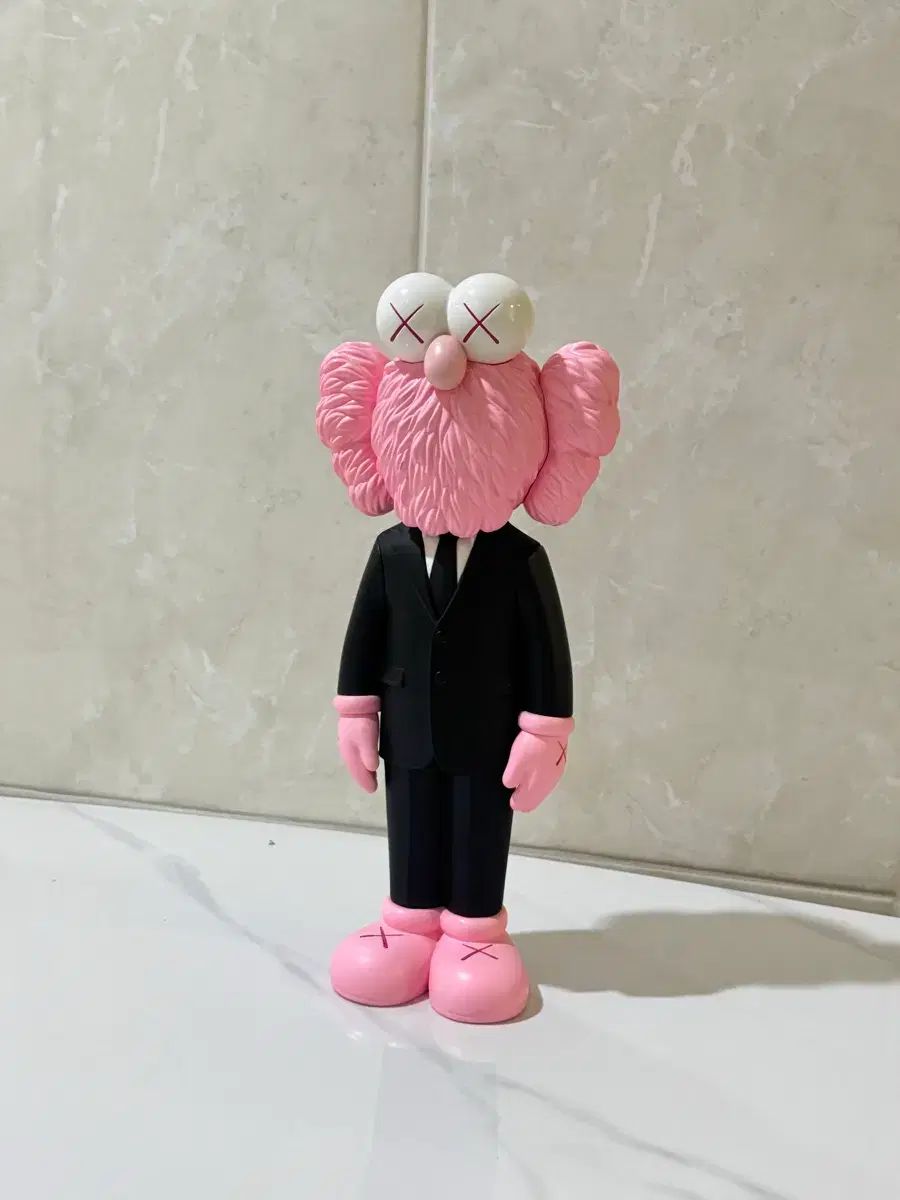 KAWS コンパニオン ピンク ブラック スーツ フィギュア