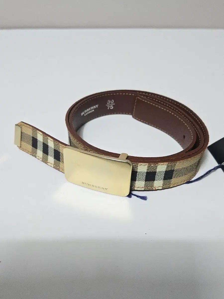 (ユニセックス) BURBERRY バーバリー ゴールド 金装飾 ベルト (27インチ 30インチまで可能)