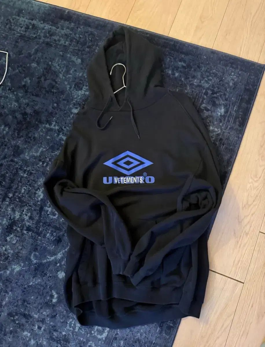 VETEMENTS × umbro フーディー Tシャツ M