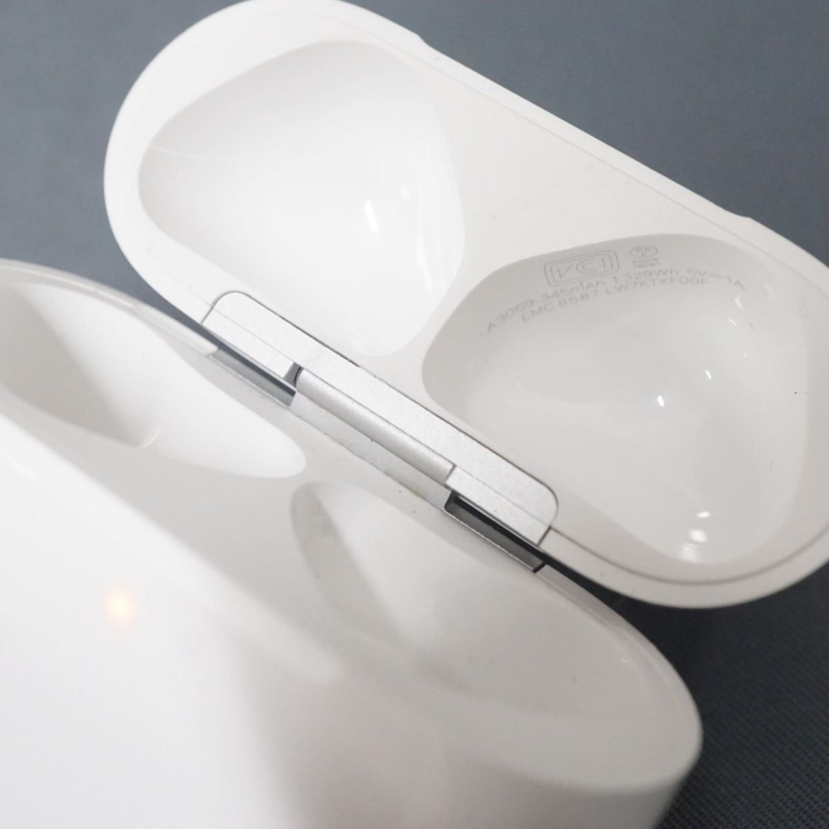 Apple AirPods 4 充電ケースのみ USED美品 ノイズキャンセリング搭載