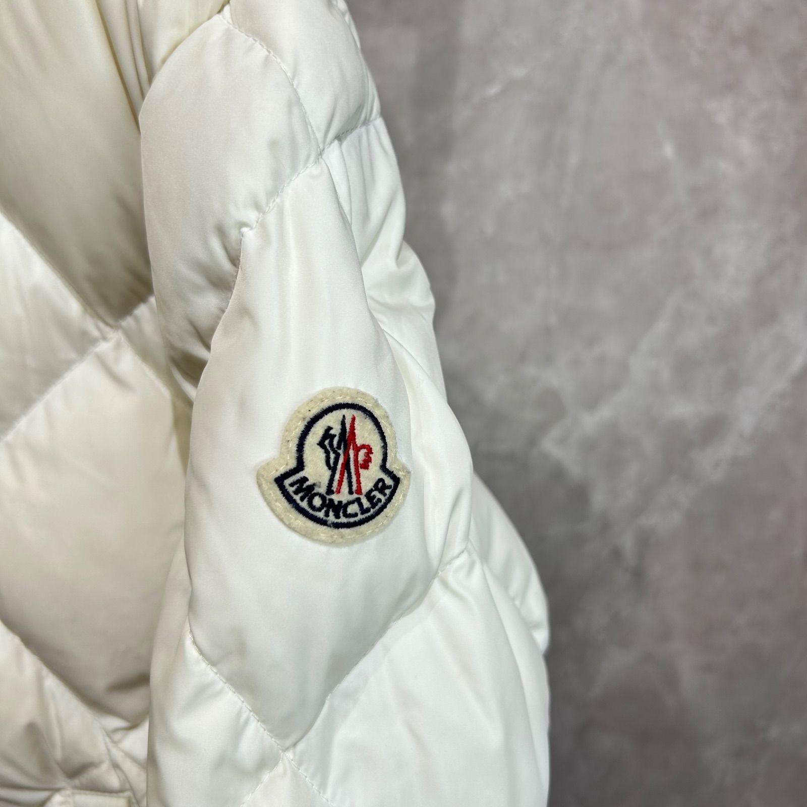 MONCLER モンクレールArvouinショートダウンジャケット白00 - メルカリ