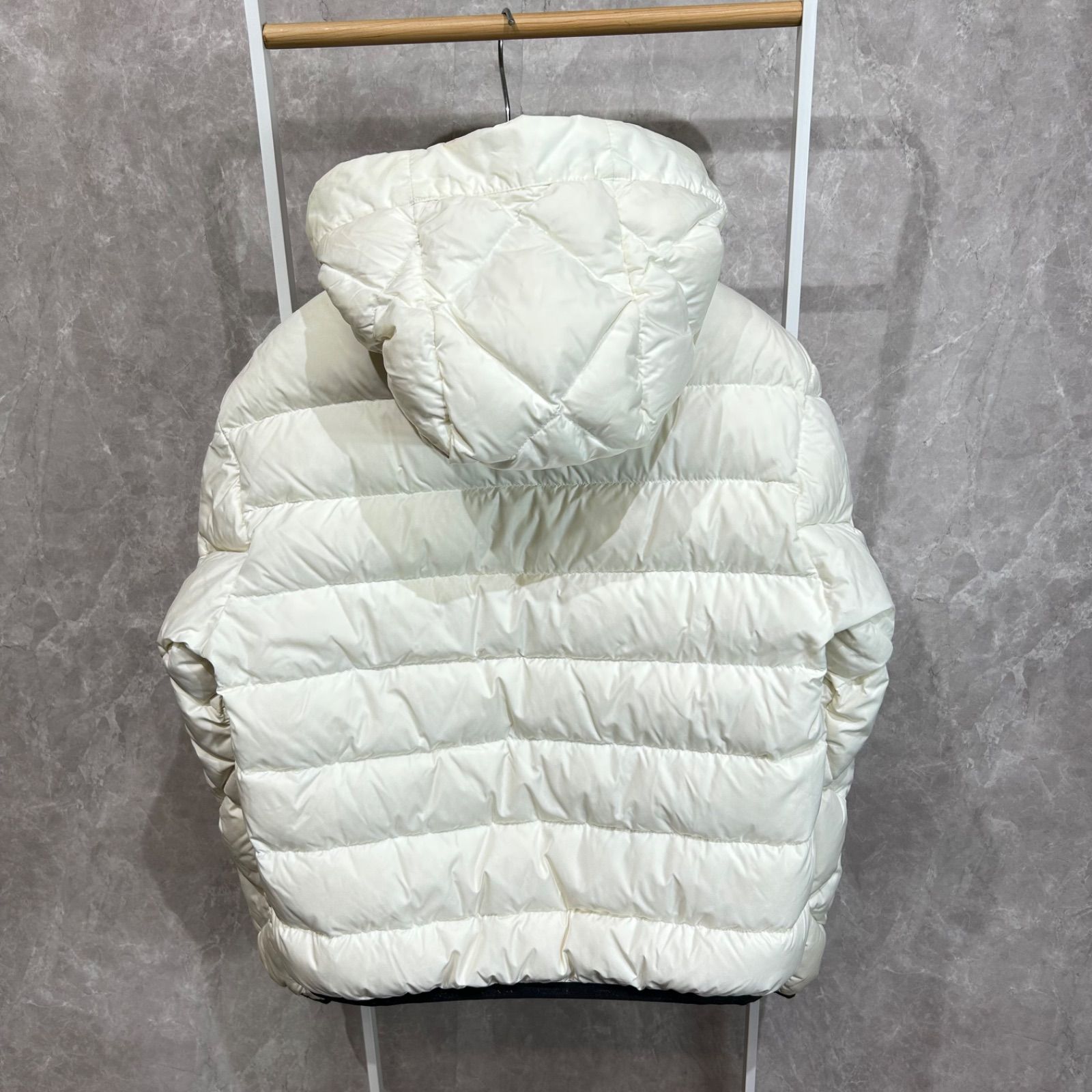 MONCLER モンクレールArvouinショートダウンジャケット白00 - メルカリ