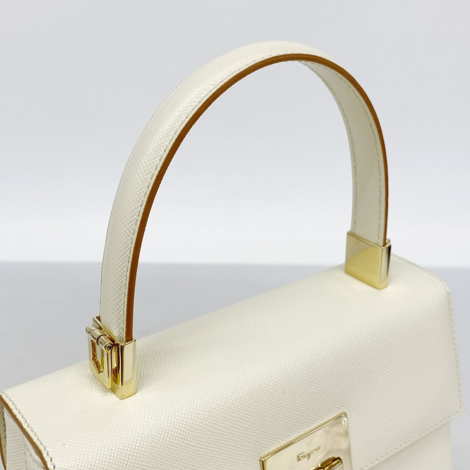 サルヴァトーレ・フェラガモ(Salvatore Ferragamo) サルヴァトーレフェラガモ ハンドバッグ ガンチーニ レザー アイボリー レディース
