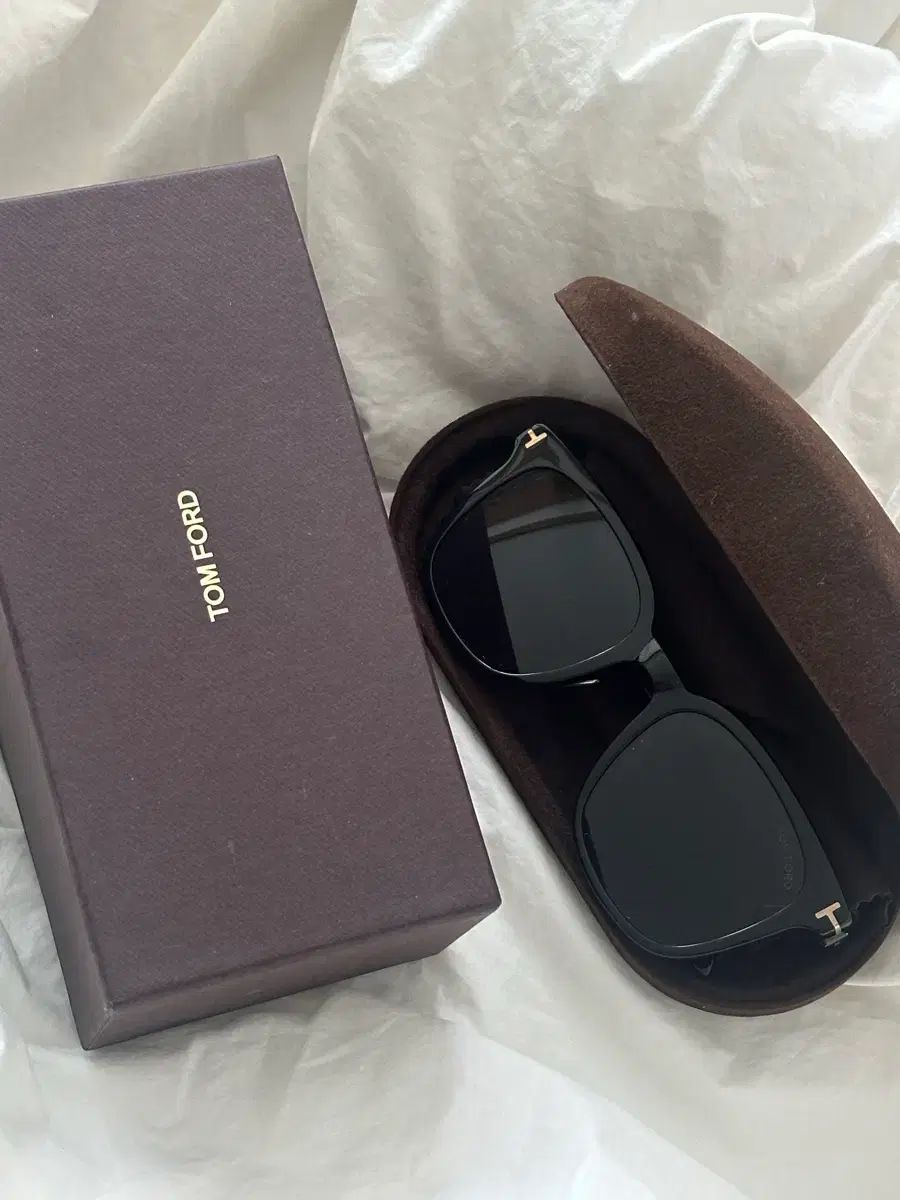 TOM FORD トムフォード サングラス ブラック フルセット tf1135