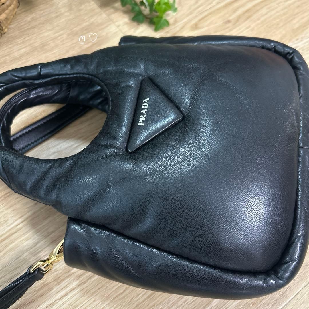 プラダ ソフトパデッドナッパレザーミニハンドバッグ1BA359斜めがけ 