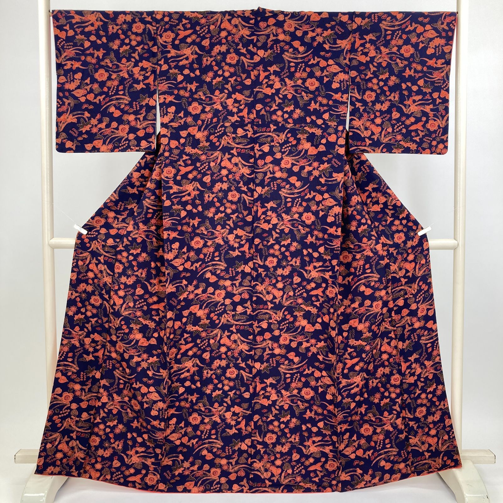 たんす屋 TANSU-YA 着物 リユース着物 小紋 紺 カジュアル ちりめん 草花 四季花 袷 絹 未洗い 【身丈】159.5cm【裄丈】67cm MS8537