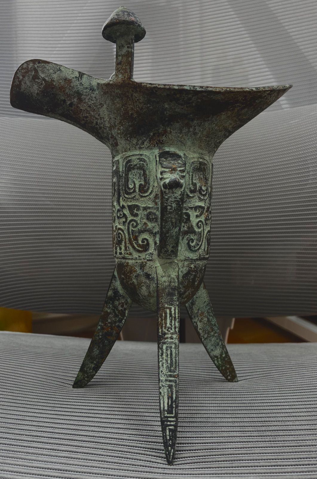 【中国古玩】中国美術 青銅器 饕餮文 三足 爵杯 酒器 骨董品 古美術