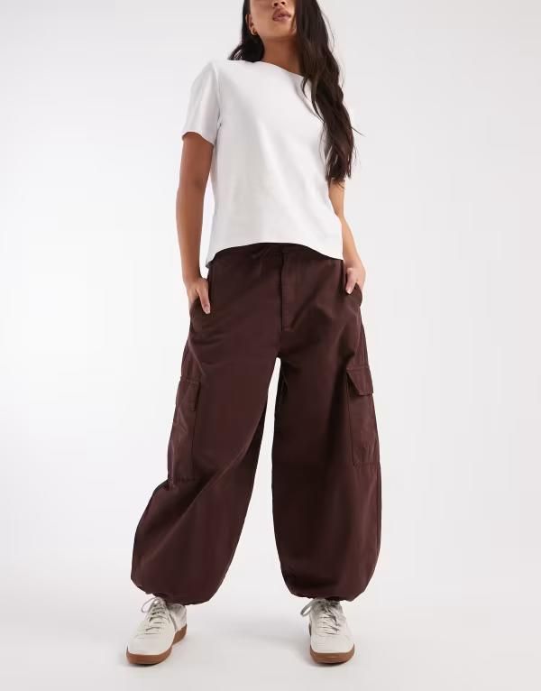 ミスセルフフリッジ レディース ボトムス カジュアルパンツ カーゴパンツ パンツ Miss Selfridge baggy balloon cargo pants in chocolate Chocolate チョコレート