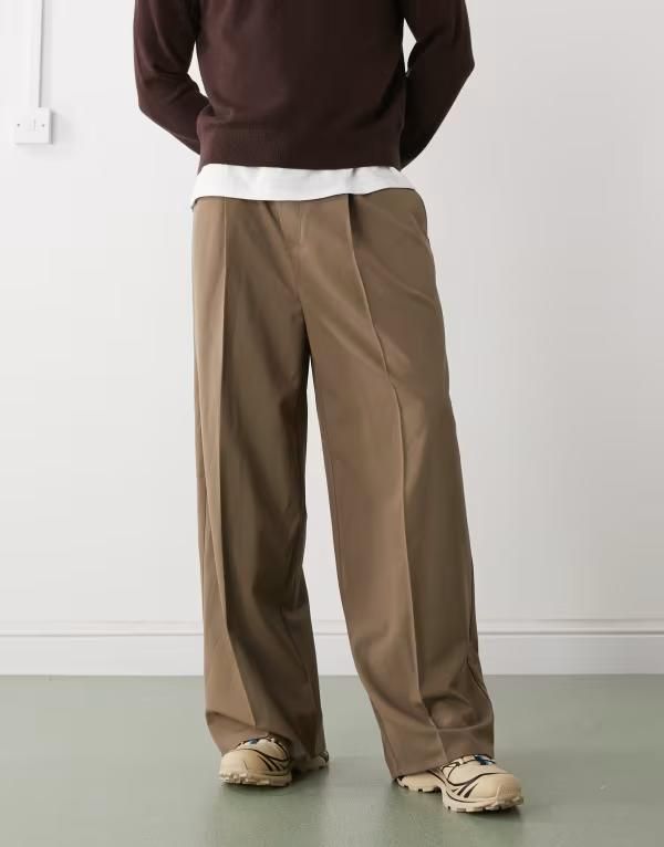 ウィークデイ メンズ ボトムス カジュアルパンツ パンツ Weekday oversized tailored pants with elastic waistband Brown ブラウン