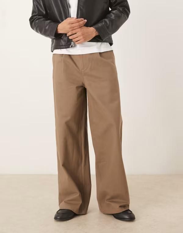 エイソス メンズ ボトムス カジュアルパンツ パンツ スエード ASOS DESIGN super baggy faux suede pants with pleats BROWN ブラウン
