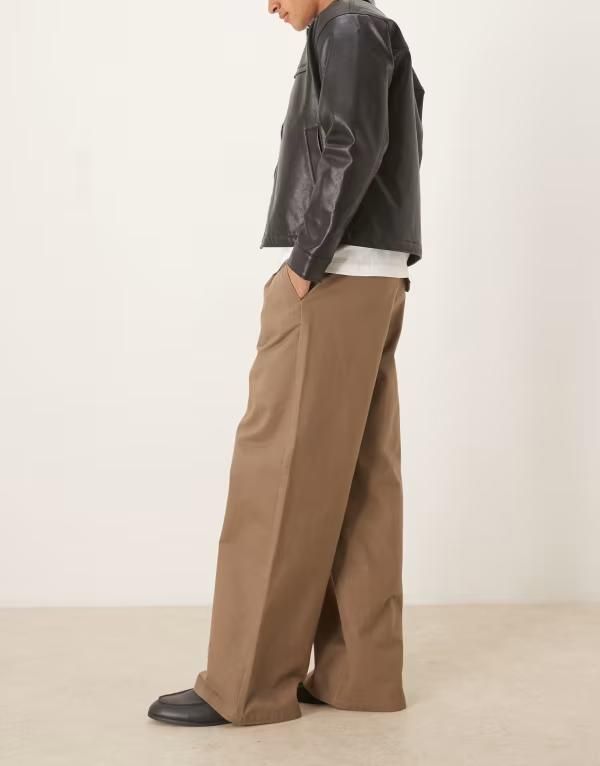 エイソス メンズ ボトムス カジュアルパンツ パンツ スエード ASOS DESIGN super baggy faux suede pants with pleats BROWN ブラウン