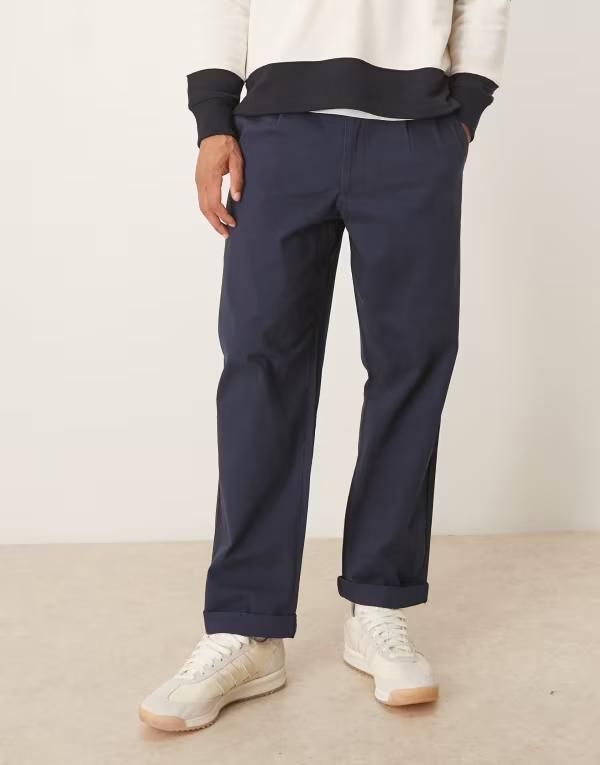 エイソス メンズ ボトムス カジュアルパンツ ASOS DESIGN relaxed tapered chinos with pleats NAVY ネイビー