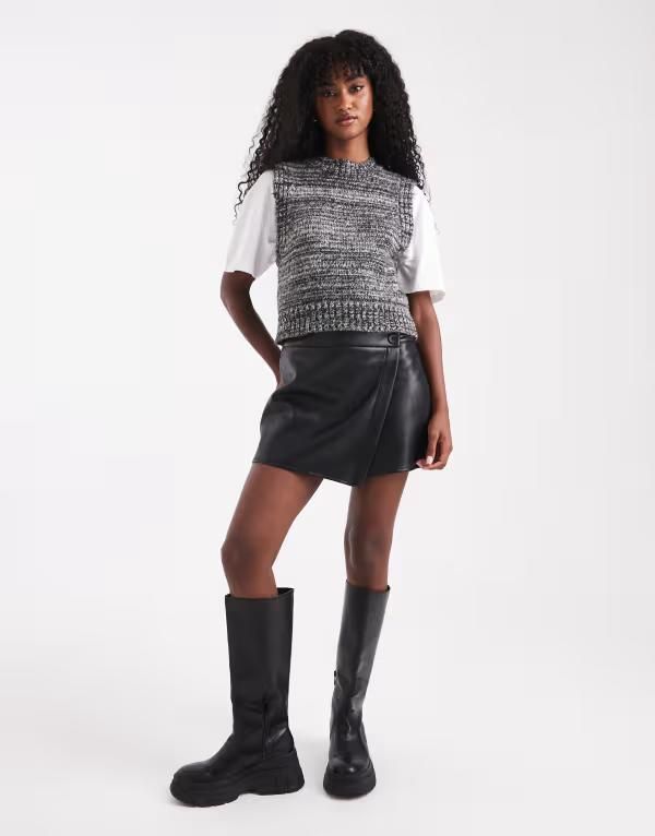 エイソス レディース ボトムス スカート レザー フェイクレザー ASOS DESIGN faux leather button detail wrap skort Black ブラック