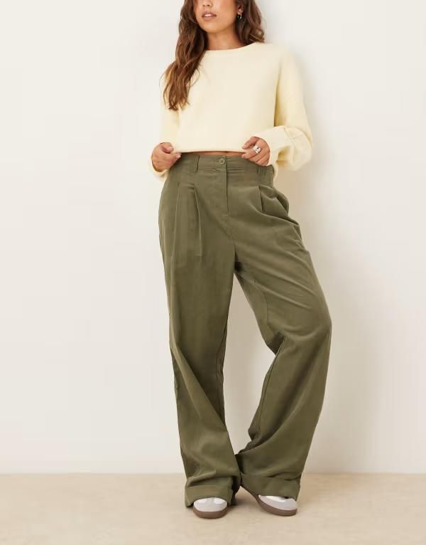 エイソス レディース ボトムス カジュアルパンツ ワイドレッグ コーデュロイ パンツ ASOS DESIGN corduroy cuffed hem wide leg pants Khaki カーキ