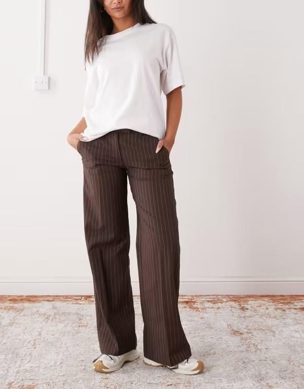 モンキ レディース ボトムス カジュアルパンツ ワイドレッグ ハイウエスト パンツ Monki high waist wide leg tailored pants pinstripes Brown ブラウン