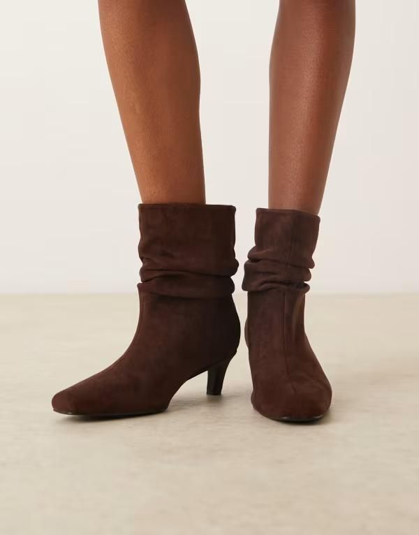 グラマラス レディース シューズ ブーツ・レインブーツ ギャザー スエード アンクル ブーツ ヒール Glamorous kitten heel ruched mid ankle boots microsuede CHOCOLATE MF チョコレート