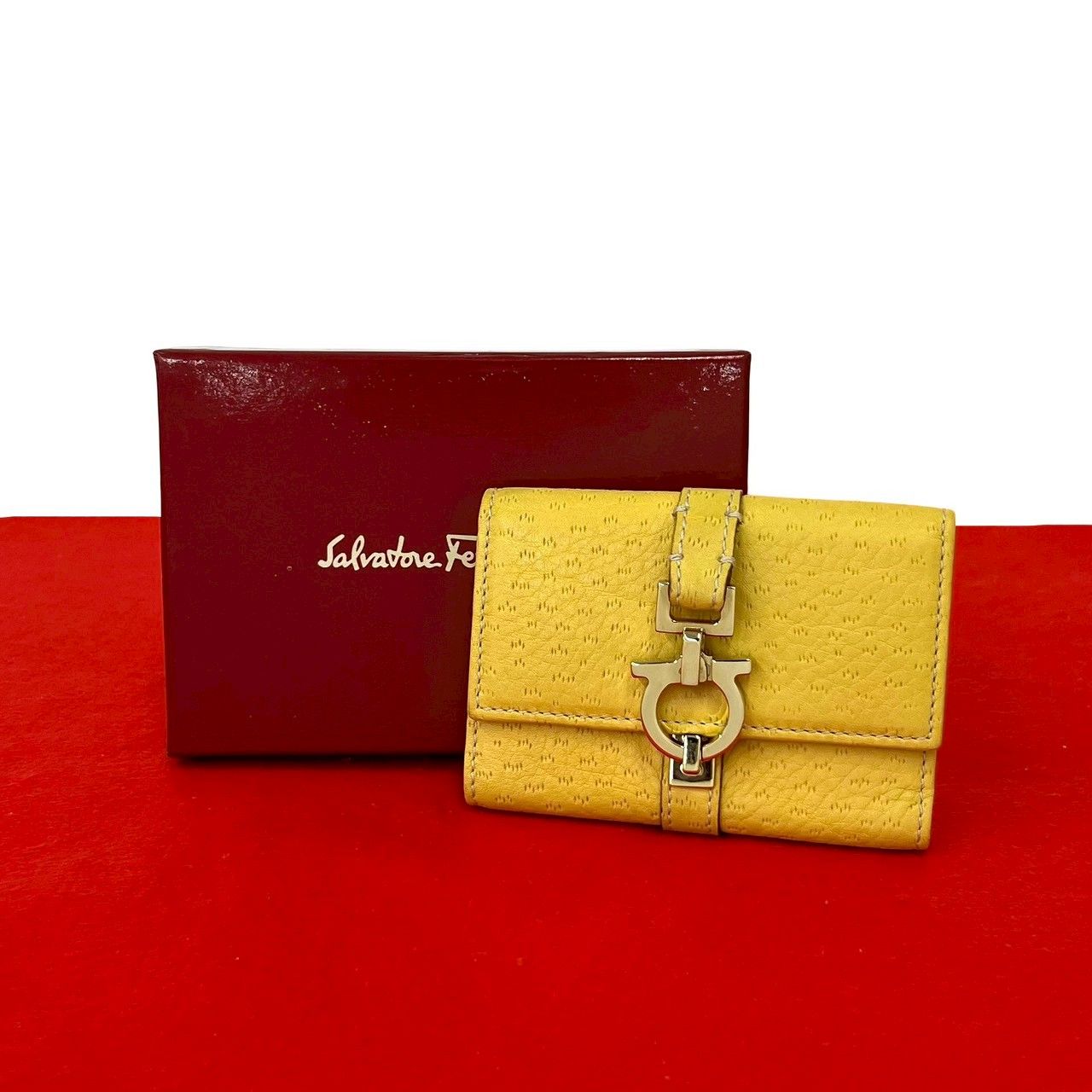 極 美品 保存箱付 Salvatore Ferragamo サルヴァトーレフェラガモ ガンチーニ 金具 レザー 三つ折り キーケース 6連 イエロー 11007