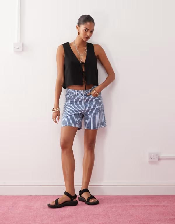 ノイジーメイ レディース ボトムス ハーフパンツ・ショーツ ショートパンツ デニム Noisy May loose fit denim shorts in light blue stripes Medium blue denim デニム
