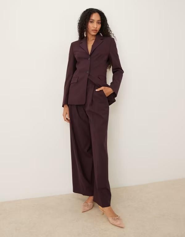 マンゴ レディース ボトムス カジュアルパンツ リラックスフィット パンツ キャップ Mango Capsule tailored pleat front relaxed fit pants in plum part of a set Dark red レッド