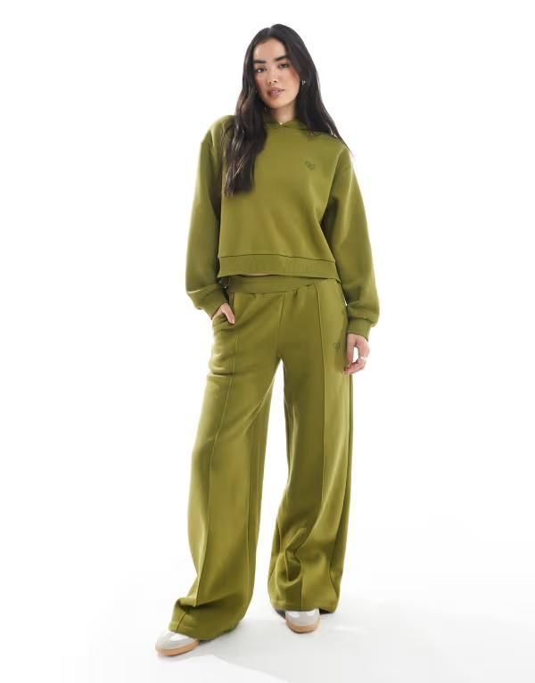 ミスセルフフリッジ レディース ボトムス カジュアルパンツ ワイドレッグ パンツ スウェットパンツ Miss Selfridge wide leg sweatpants in olive part of a set OLIVE オリーブ