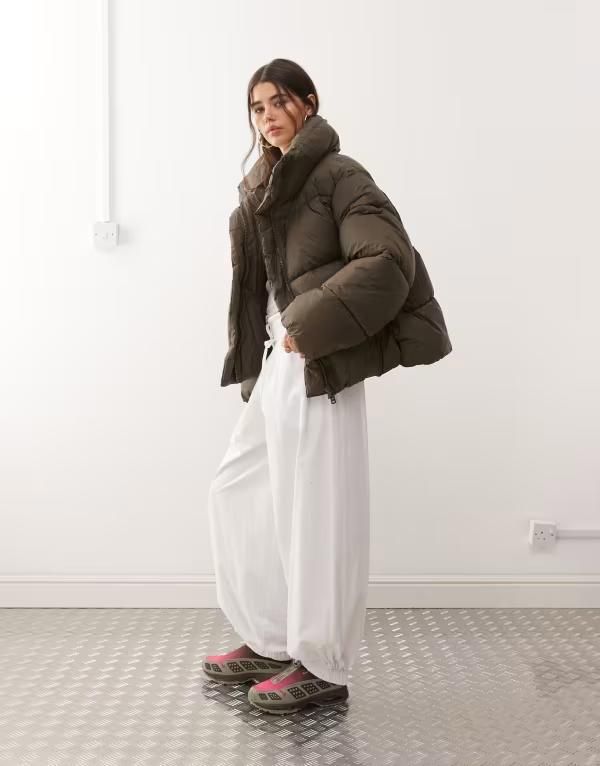 ウィークデイ レディース アウター コート Weekday oversized puffer coat in dark Dark brown ブラウン