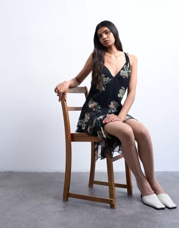 トップショップ レディース トップス ワンピース ミニワンピース フラワー柄 ミニ フラワー Topshop handkerchief hem mini dress with pinched straps based floral Black floral ブ