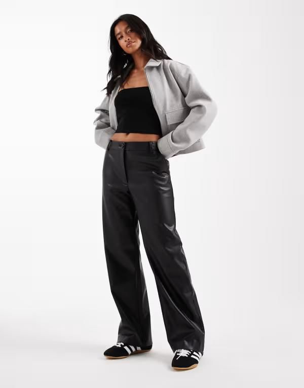 エイソス レディース ボトムス カジュアルパンツ ストレート プチ パンツ レザー フェイクレザー ASOS DESIGN Petite faux leather straight leg pants Black ブラック
