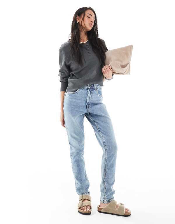 エイソス レディース ボトムス デニムパンツ スリムフィット ジーンズ ASOS DESIGN slim fit comfort mom jeans in mid MID BLUE ブルー