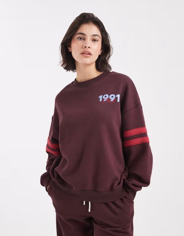 コットンオン レディース アウター パーカー・スウェット シャツ グラフィック Cotton graphic style sweatshirt in burnt sangria BURNT SANGRIA