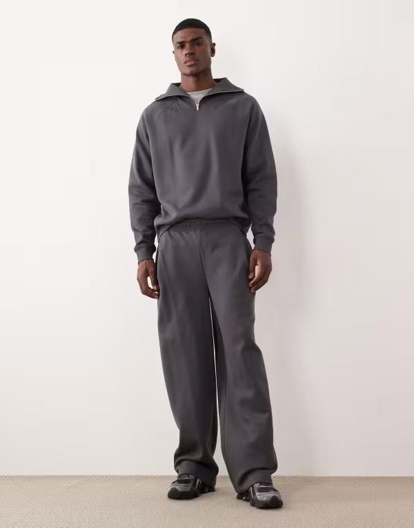 エイソス メンズ ボトムス カジュアルパンツ ワイドレッグ スウェットパンツ ASOS DESIGN wide leg sweatpants with pleats in dark Asphalt グレー