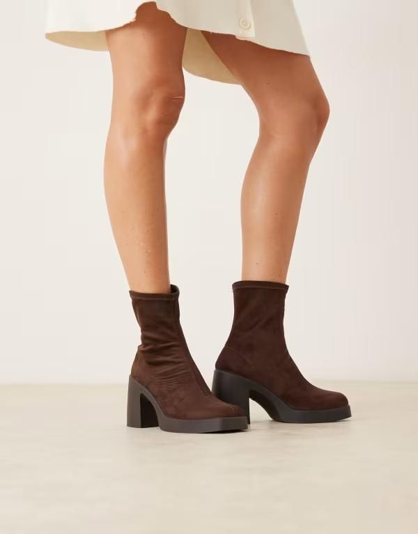エイソス レディース シューズ ブーツ・レインブーツ スエード ヒール ASOS DESIGN ASOS EDISON Wide Fit Edison square toe chunky heeled sock boots in chocolate suede