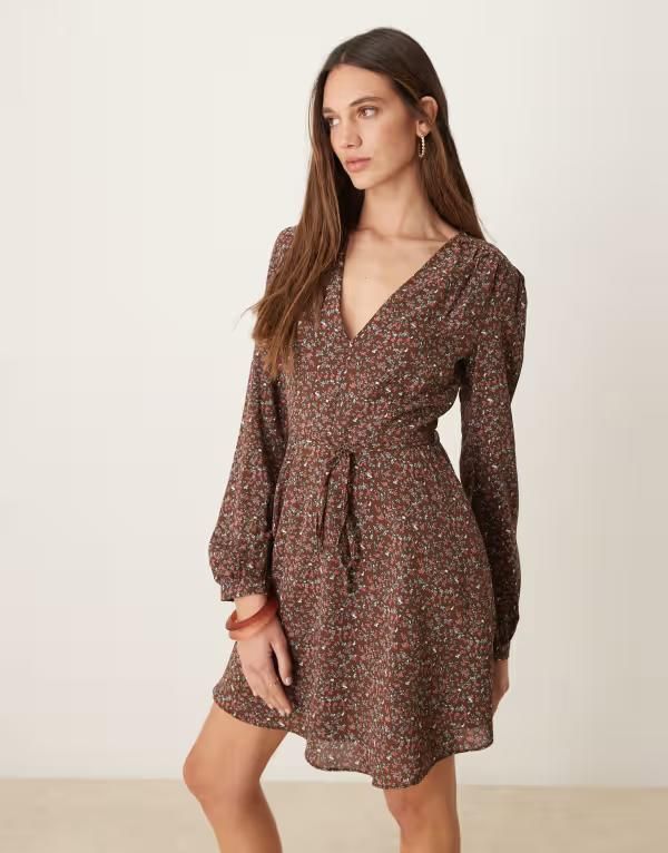 グラマラス レディース トップス ワンピース ミニワンピース フラワー柄 ミニ フラワー Glamorous wrap mini dress in 70s brown delicate floral Brown Floral ブラウン