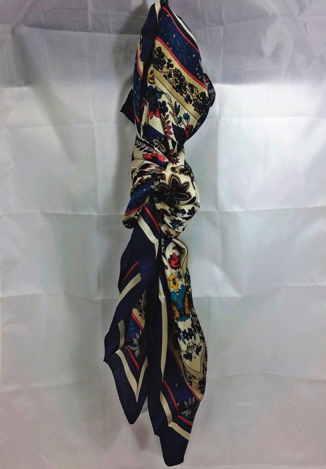 【 美品 】 高級シルク100% スカーフ シックな花柄