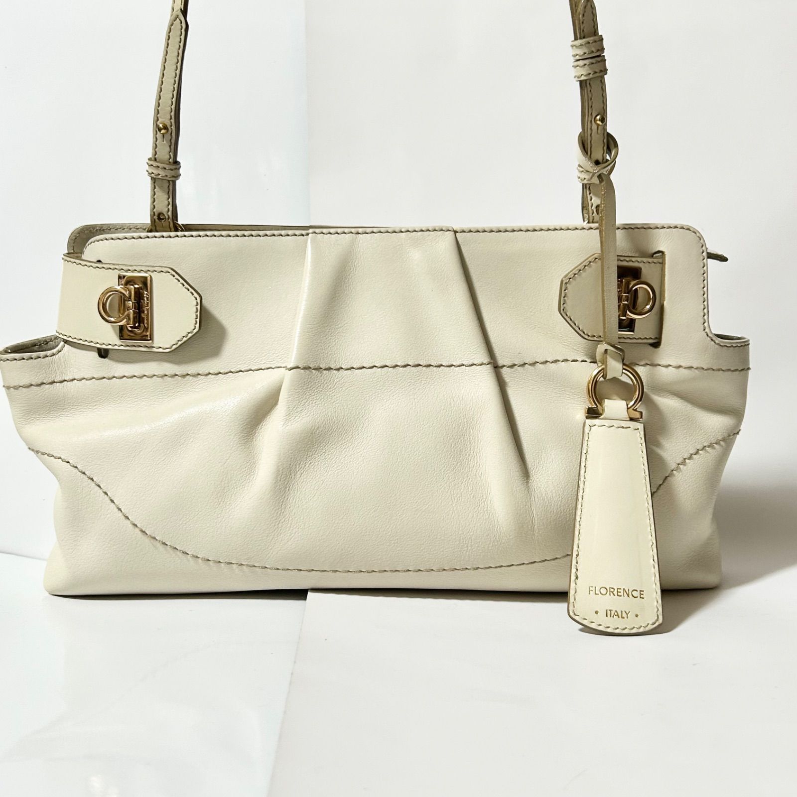 Salvatore Ferragamo フェラガモ ガンチーニ　レザー ショルダー バッグ　アイボリー　ゴールド金具 C0518120a