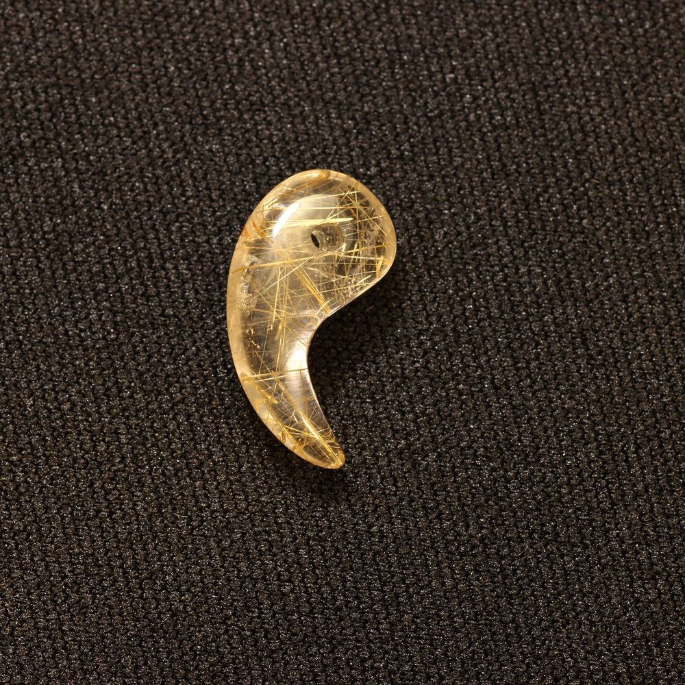 天然石 勾玉ゴールドルチル 約1.8g 透明感の中に輝くルチル 仕事運 成功 お守り GHM30 スエードコードor交換用ゴム付＆巾着付 財運 石 京海堂　天然石の卸　京の蔵 10,010円