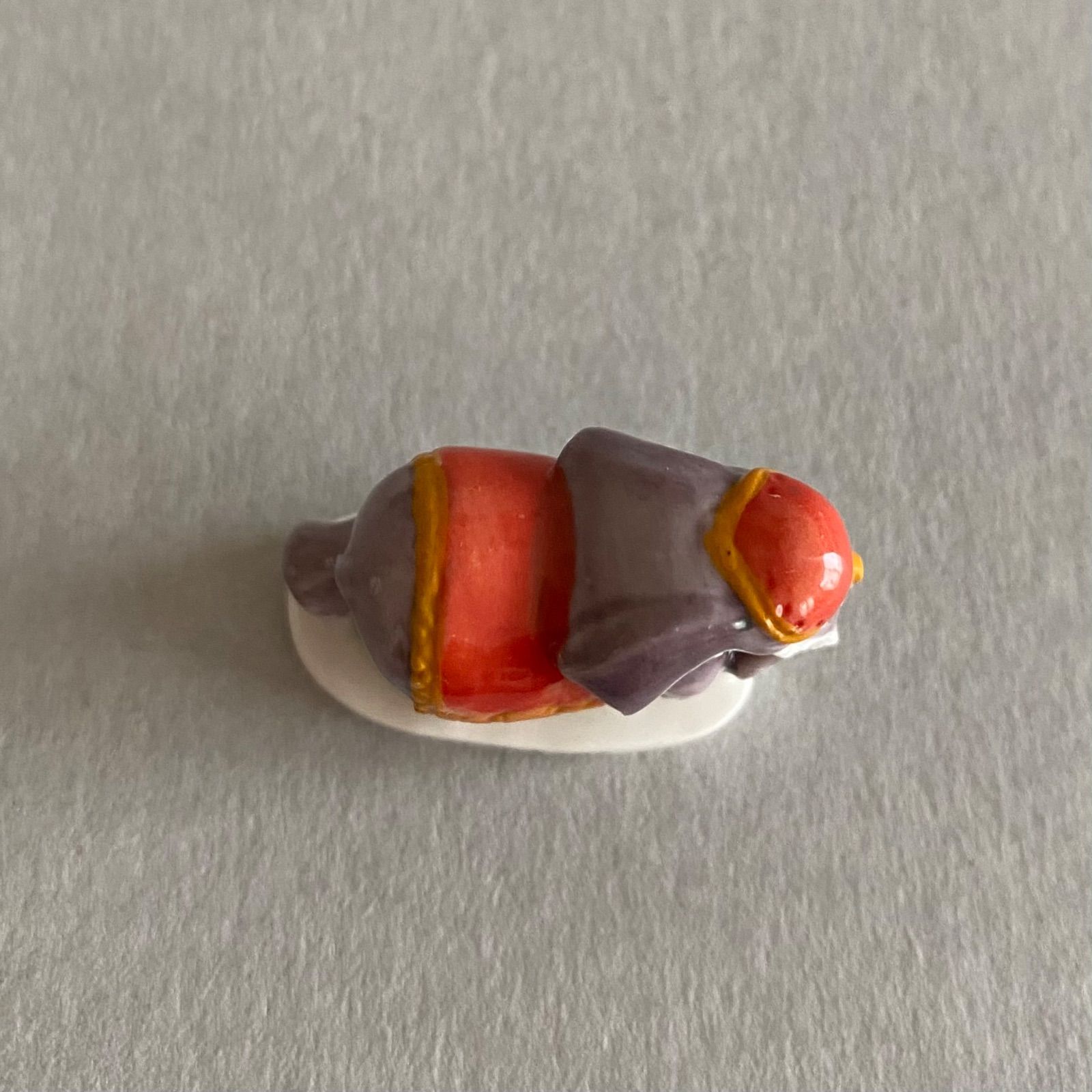 赤い布をまとったゾウのフェーブ／象／動物／フランス雑貨／陶器