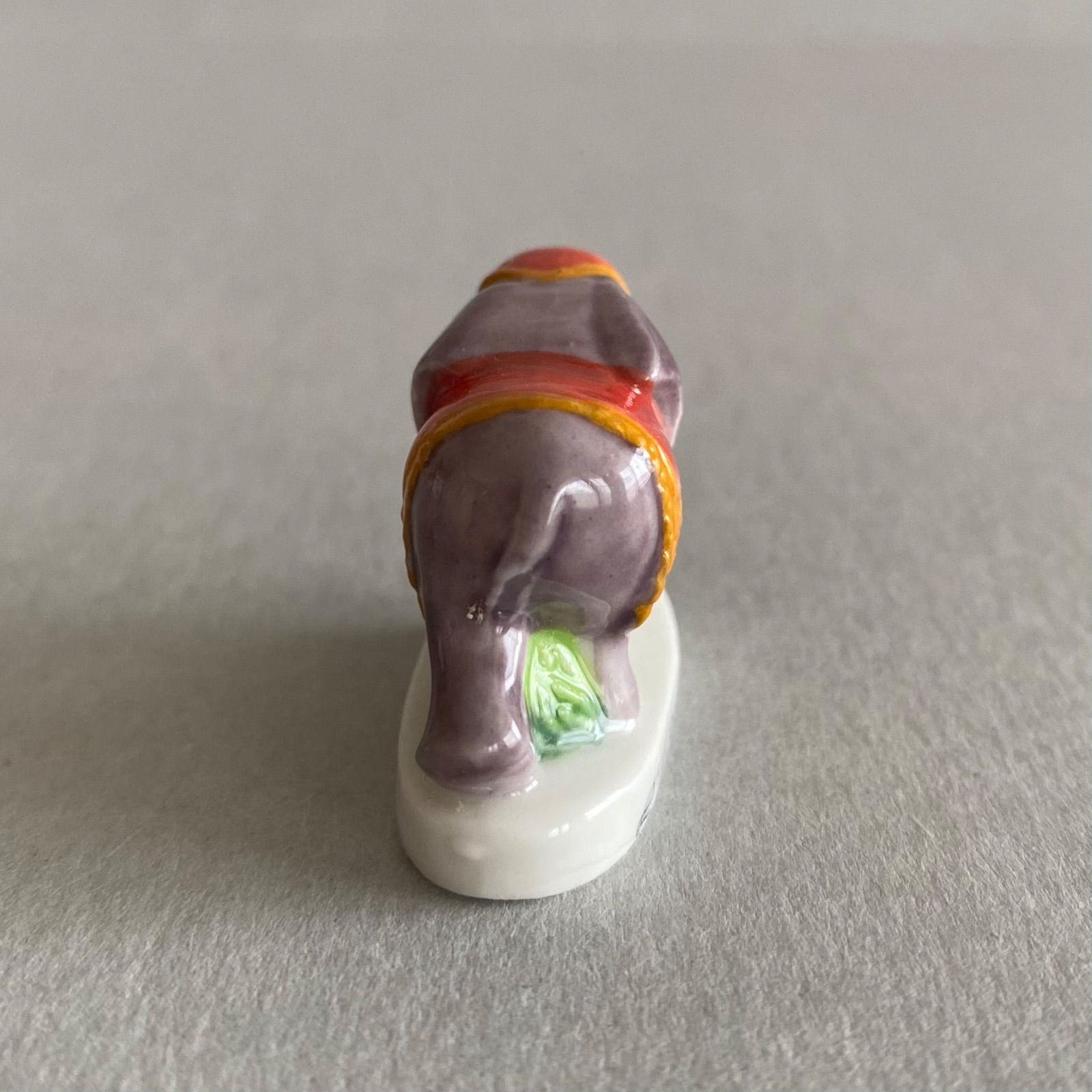 赤い布をまとったゾウのフェーブ／象／動物／フランス雑貨／陶器