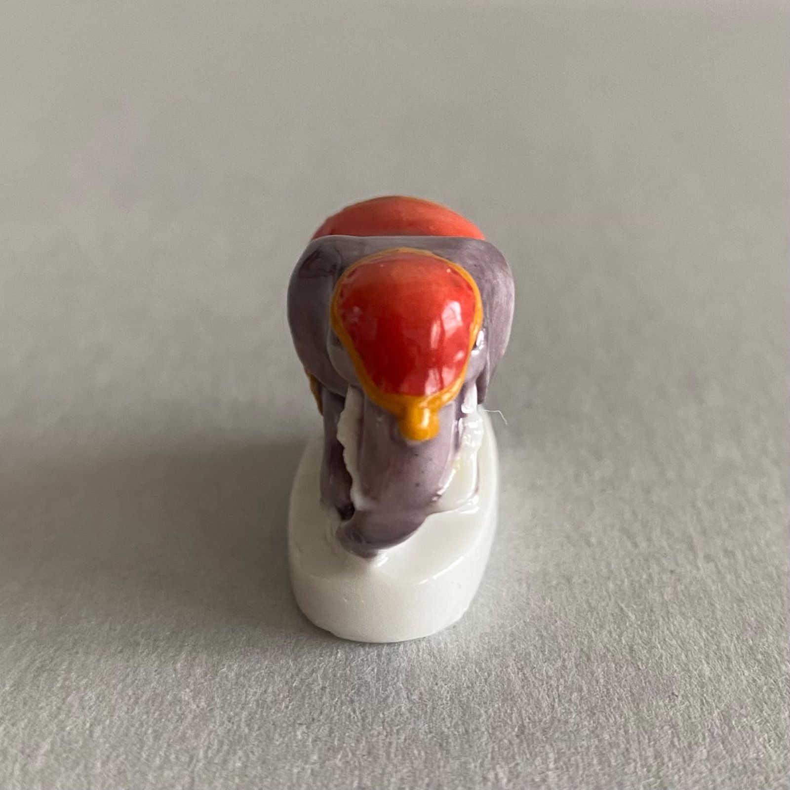 赤い布をまとったゾウのフェーブ／象／動物／フランス雑貨／陶器