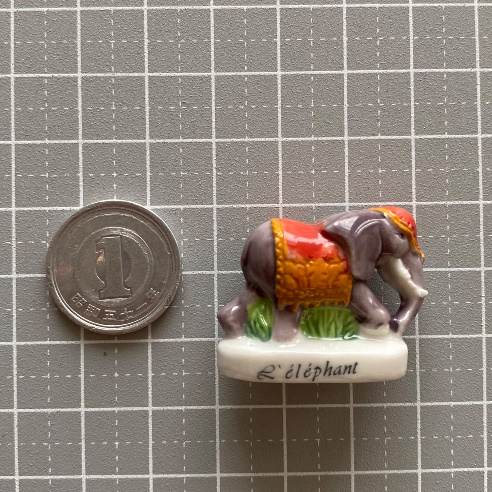 赤い布をまとったゾウのフェーブ／象／動物／フランス雑貨／陶器
