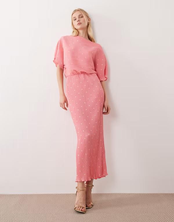 ネバーフリードレスド レディース トップス ワンピース トール Never Fully Dressed Tilly off shoulder plisse midaxi dress in metallic pink spot PINK ピンク