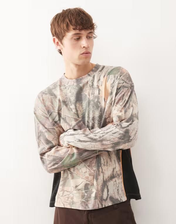 コルージョン メンズ トップス Tシャツ COLLUSION long sleeve camo panel detailed Tshirt in multi マルチカラー