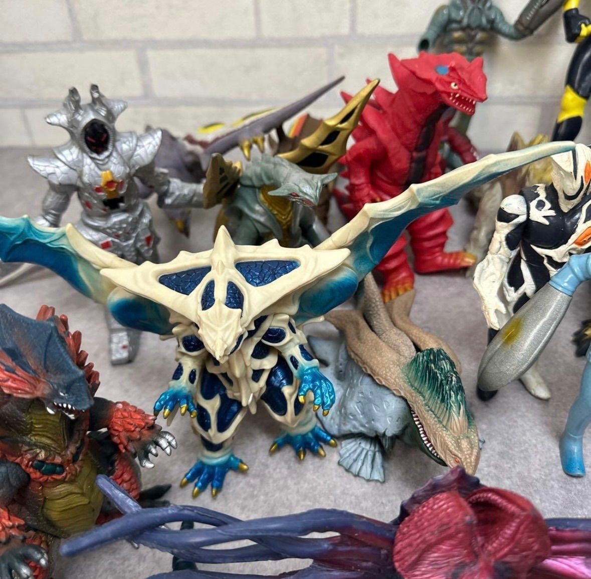 ウルトラマンシリーズ 怪獣 ソフビ おもちゃ 大量 まとめ 円谷プロ 約40体 ウルトラマンシリーズ 怪獣 ソフビ おもちゃ 大量 まとめ 円谷プロ 約